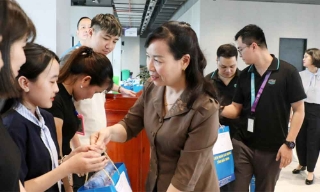 Bắc Ninh: Chủ tịch Ủy ban MTTQ tỉnh Nguyễn Thị Hà thăm, động viên doanh nghiệp và người lao động